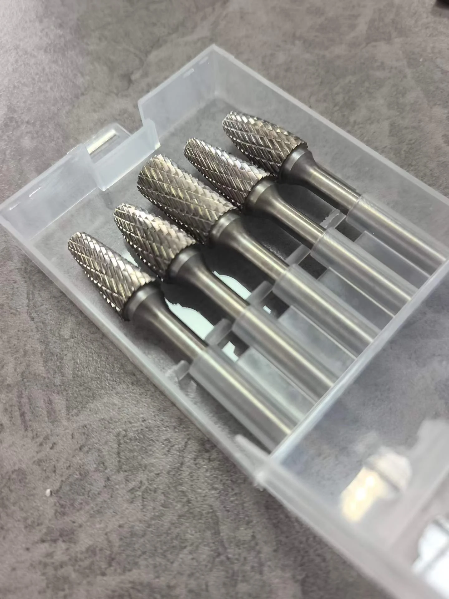 Carbide burrs arranged in a fitted plastic set case